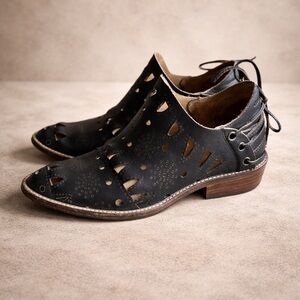 Musse & Cloud Black Leather Inlet Cutout Ankle Boots Size 6